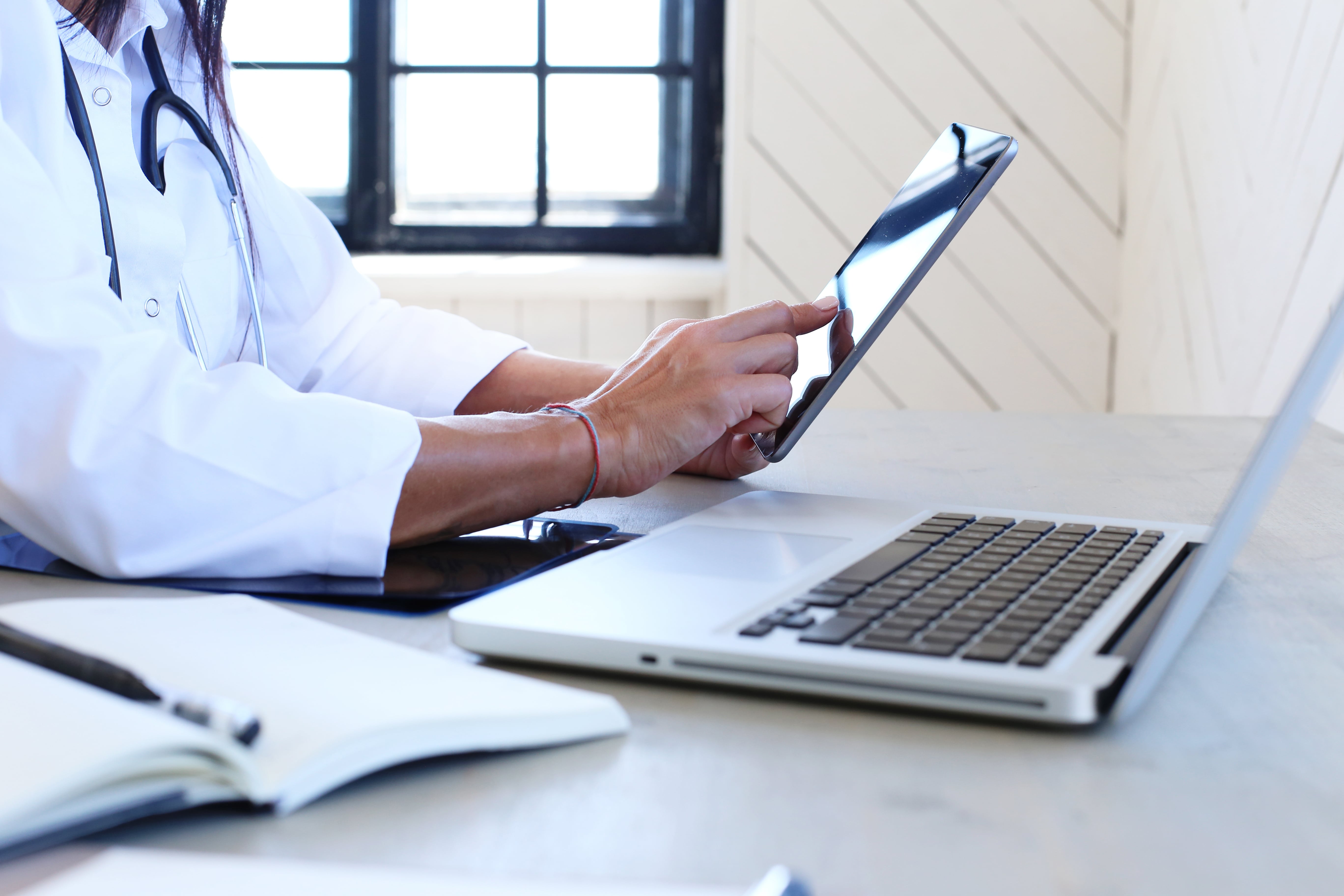 doctor-wearing-white-robe-stethoscope